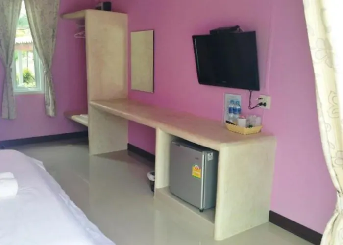 บ้านชมจันทร์ แอท รีสอร์ท 2*
