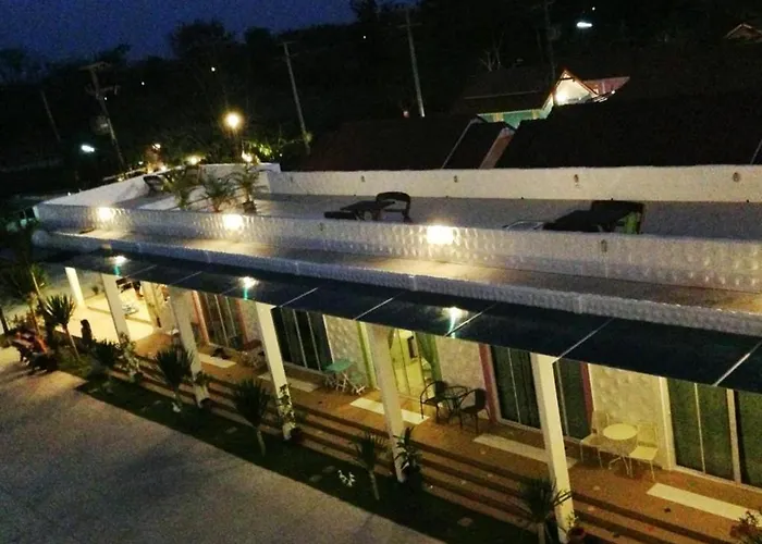 บ้านชมจันทร์ แอท รีสอร์ท 2*