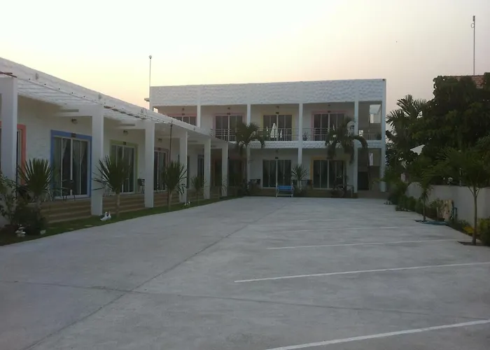 บ้านชมจันทร์ แอท รีสอร์ท